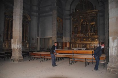 Una veintena de voluntarios retiraron medio centenar de bancos.