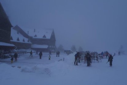 El telecadira de la Roca a l’estació d’Espot que dóna accés a les pistes i del qual es va desprendre el cable d’una cadira.