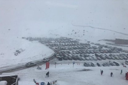 El telecadira de la Roca a l’estació d’Espot que dóna accés a les pistes i del qual es va desprendre el cable d’una cadira.