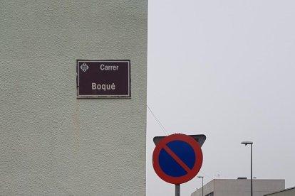 La regidora Sandra Castro amb la placa de la Paeria, que ahir es va dir plaça de la Ciutat Educadora.