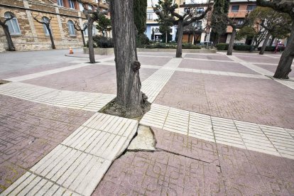 Tres rodes de molí a la plaça com a monument a l’aigua.