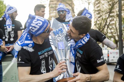Lluís Tomàs i Maxi Oruste, ‘menjant-se’ la copa.