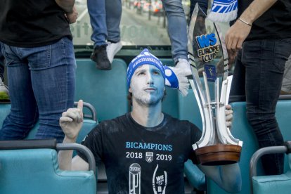 Lluís Tomàs i Maxi Oruste, ‘menjant-se’ la copa.