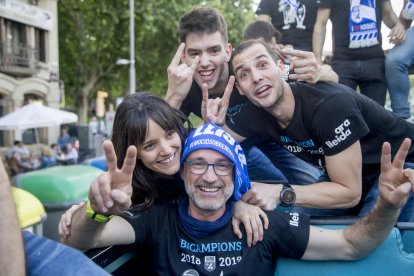 Lluís Tomàs i Maxi Oruste, ‘menjant-se’ la copa.
