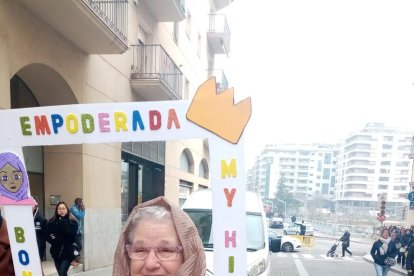 Mig centenar de dones en defensa del hijab malgrat les crítiques