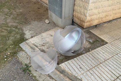 Dos de los vehículos, la luminaria de la farola y el Tronc de Nadal tras el acto vandálico.