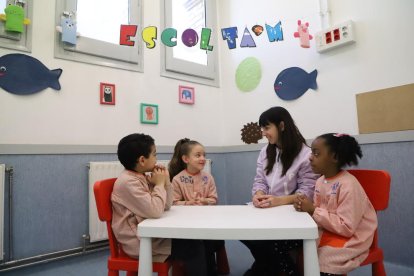 Estudiants del col·legi Balàfia ajaguts al terra a l’espai habilitat al centre per al programa Escolta’m.