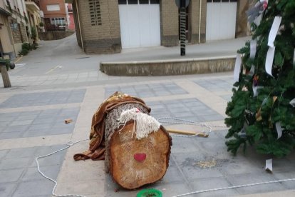 Dos de los vehículos, la luminaria de la farola y el Tronc de Nadal tras el acto vandálico.