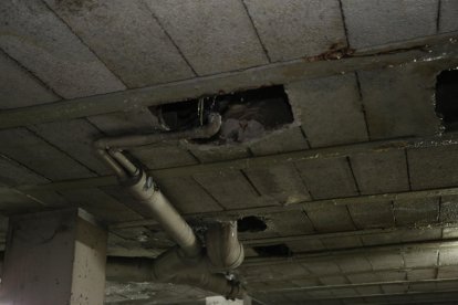 A la izquierda, el estado en que se encuentra el parking por las filtraciones de agua. A la derecha, el agujero de donde procede la fuga.