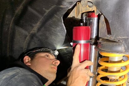 Jordi Queraltó i Petra Zemankova, sobre el cotxe que van aconseguir optimitzar els mecànics lleidatans.