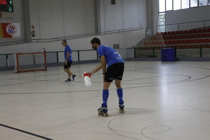 Albert Folguera dóna instruccions als seus jugadors, ahir durant la primera sessió de treball a Bell-lloc.