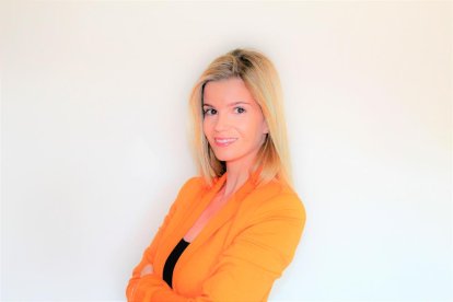 Jan, de siete años, y Kai, de tres, ayudando a preparar la cena ayer en su casa de Anglesola.