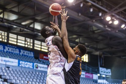 Michael Buchanan, defensat per Iriarte, va mostrar amb més regularitat el seu potencial sota cèrcol.