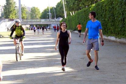 Imatge insòlita a la vora del riu a Lleida amb una gran afluència de veïns fent esport i passejant