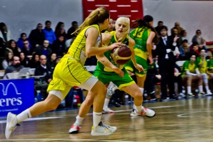 Sydney Wiese, la millor ahir del partit, intenta defensar Laura Ferreira.