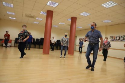 Les alumnes i la professora del taller de ganxet al centre cívic de Balàfia.