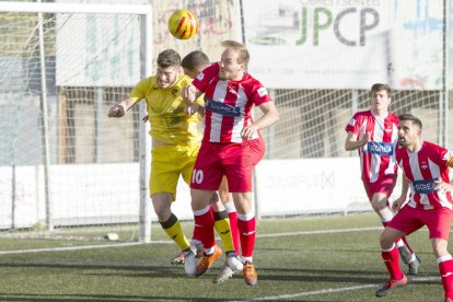 Ciru intenta mantener la posesión del balón ante la presión de dos jugadores del Valls.