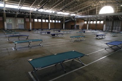 Les hamaques que la Paeria ha instal·lat perquè pernoctin els temporers al pavelló 3 de la Fira.