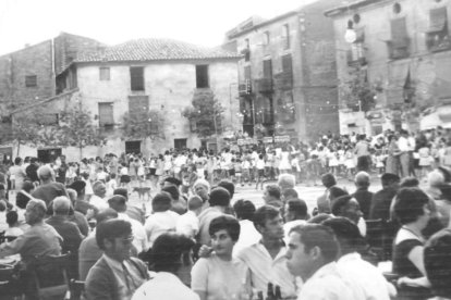 Imatge de poc abans de la inundació. El poble vell, en primer pla, era al costat de l’Ebre. El nou és a la vora del Segre.