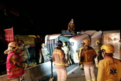 El camión volcó y quedó incrustado dentro de la mediana.
