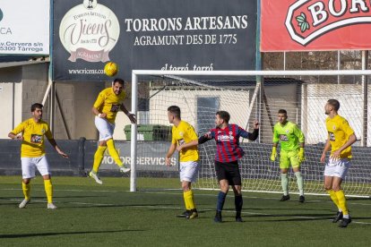 El porter del Tàrrega, Oliveros, tot just va tenir feina a la primera meitat del partit.
