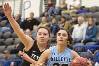 La lleidatana Mariona Planes, amb les samarretes del Barça i la selecció espanyola.