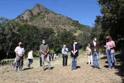 La consellera Ester Capella, en la zona donde se han iniciado los trabajos de apertura de la fosa de Sorpe