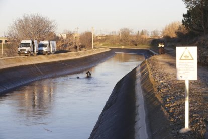 Los buzos que encontraron ayer el coche de la desaparecida tras reducir el cauce del canal.