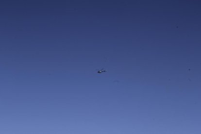 Los buzos que encontraron ayer el coche de la desaparecida tras reducir el cauce del canal.