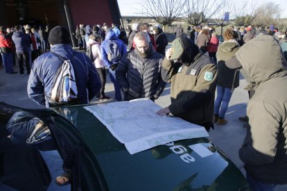 Los buzos que encontraron ayer el coche de la desaparecida tras reducir el cauce del canal.