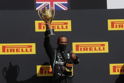 Kevin Magnussen, al fons, va sortir de la pista per un toc amb el tailandès Alexander Albon en la primera volta.