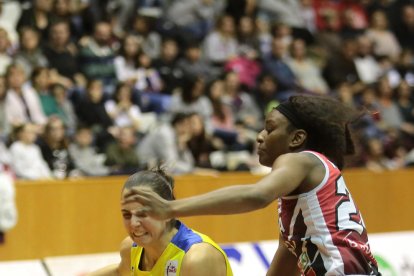 Geo Bahí lluita per un rebot amb la brasilera Nádia Colhado, jugadora del Girona.