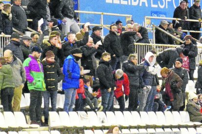Gerard Albadalejo se dirige solo hacia el túnel de vestuarios tras saludar a aficionados de la Grada d’Animació al acabar el partido.