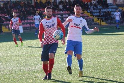 Egea, del Balaguer, prova d’evitar l’avanç d’un jugador del Mollerussa.