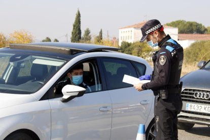 Primeros controles policiales en Lleida para garantizar el confinamiento perimetral de los municipios