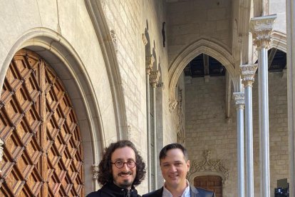 Marc Marzenit, en plena actuación. A la derecha, junto al investigador Albert Barqué-Duran, con quien firmó ‘The Zero-Gravity Band’.