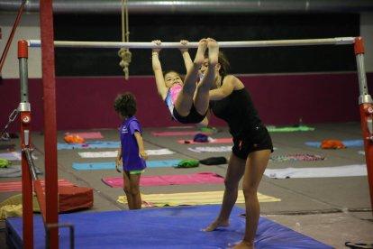 Gimnastes del Club Gimnàstic Lleida durant la sessió d’ahir després de reprendre l’activitat dimecres.