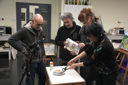 Alguns dels artistes participants en la mostra col·lectiva de L’Aparador mostren les obres.