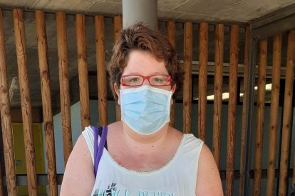 Imagen de las piscinas de Cappont ayer por la tarde con separadores en el suelo que garantizan los dos metros de distancia de seguridad.