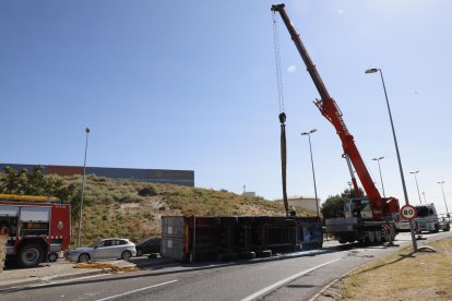 Momento en el que pudieron rescatar al camionero herido tras estar cuatro horas atrapado en la cabina.