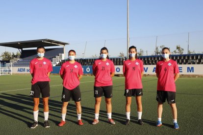 La plantilla del AEM, ayer antes de comenzar su primer entrenamiento en las instalaciones del Municipal Recasens.