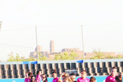 La plantilla del AEM, ayer antes de comenzar su primer entrenamiento en las instalaciones del Municipal Recasens.