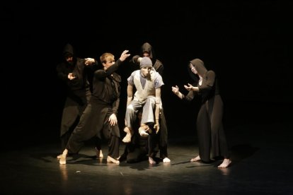Espectacle inaugural de la 30 Fira de Titelles, amb la companyia Zero en Conducta ahir a la nit a la Llotja.