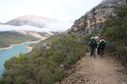 La roca que amenaza con desprenderse en el acceso a Hortoneda.