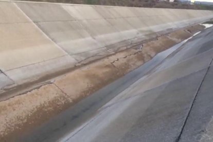 La roca que amenaza con desprenderse en el acceso a Hortoneda.
