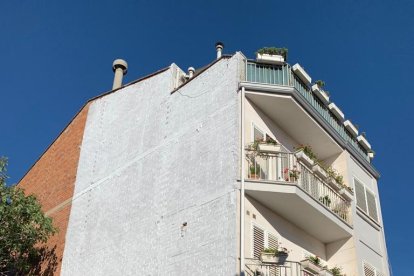 Concentració a favor de la llibertat sexual - Més d’un centenar de persones es van concentrar diumenge a Torrefarrera en suport a l’artista, defensant la llibertat d’expressió i la llibertat sexual després de la censura de diversos veïns ...