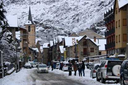 El Glòria arriba al Pirineu i deixa 2.000 abonats sense llum i fins a 80 cm de neu