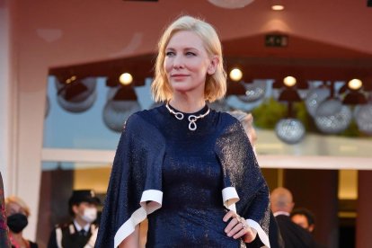 L’actriu Cate Blanchett, presidenta del jurat de Venècia, va ser la primera estrella dimecres de la Mostra, que ahir va rebre amb honors Almodóvar i Tilda Swinton.