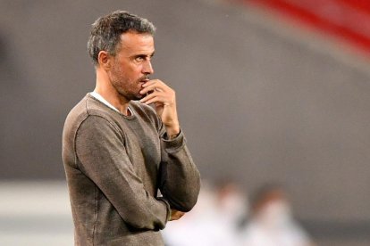 Jugadors de la selecció espanyola celebren el gol de Gayà al descompte, que els va salvar de la derrota.