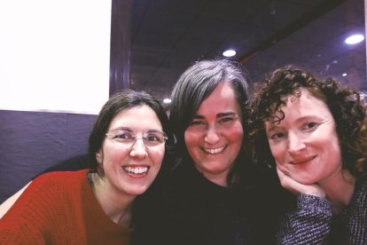 Eva junto a dos de sus pequeños en la Llar Batecs.